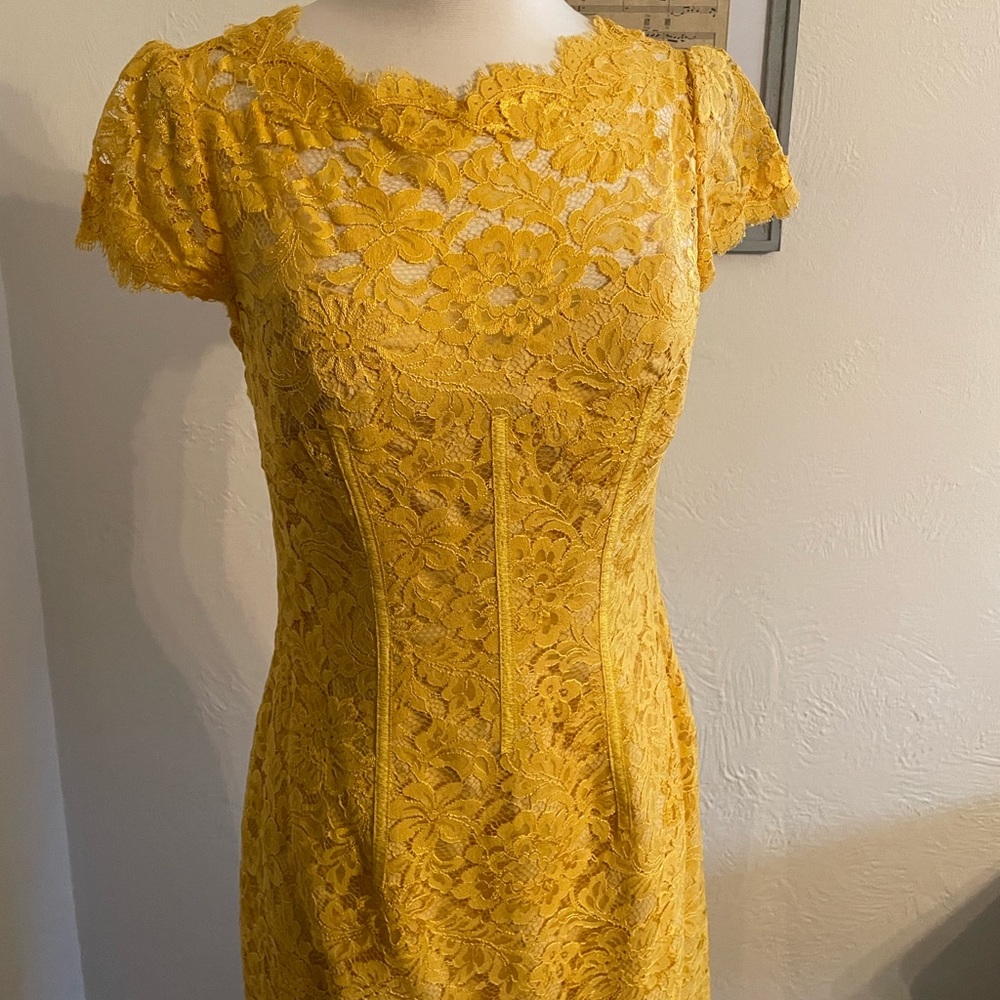 Monique Lhuillier yellow lace keyhole back dress